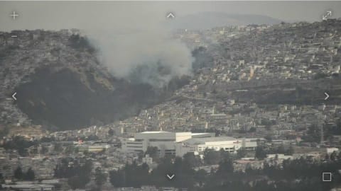 Alerta en el norte de Quito: incendio forestal en La Bota moviliza a equipos de emergencia